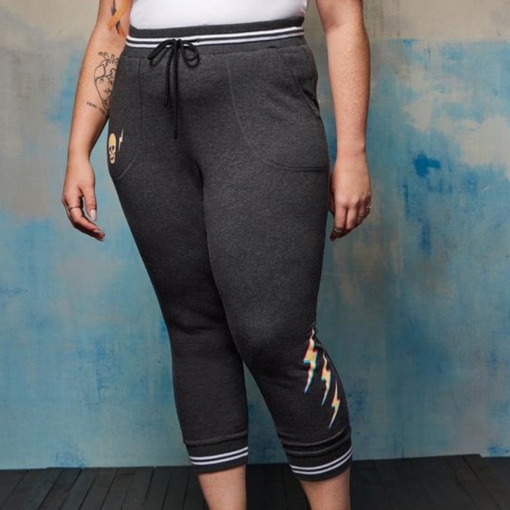 Torrid - LoveSick Skull Bolt Charcoal Heather Fleece Cropped Jogger Pant - 2X